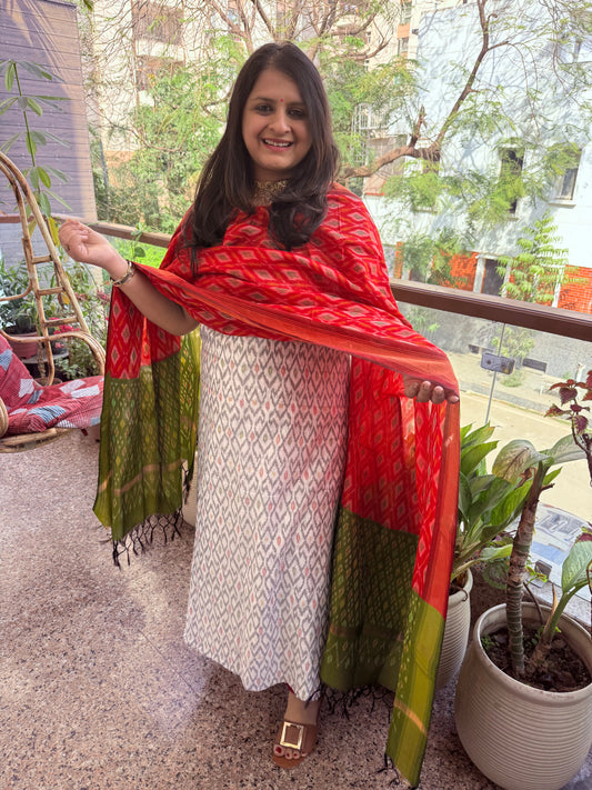 WHITE IKKAT PURE SILK HANWOVEN KURTA WITH IKKAT PURE SILK PATOLA HANDWOVEN DUPATTA