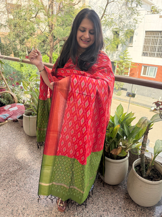 WHITE IKKAT PURE SILK HANWOVEN KURTA WITH IKKAT PURE SILK PATOLA HANDWOVEN DUPATTA