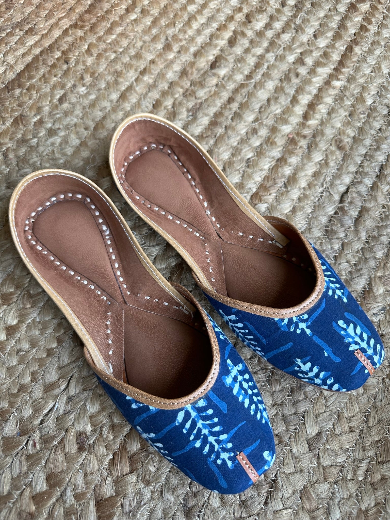 INDIGO BIG PATTI HANDCRAFTED LEATHER JUTTI – Weavekala