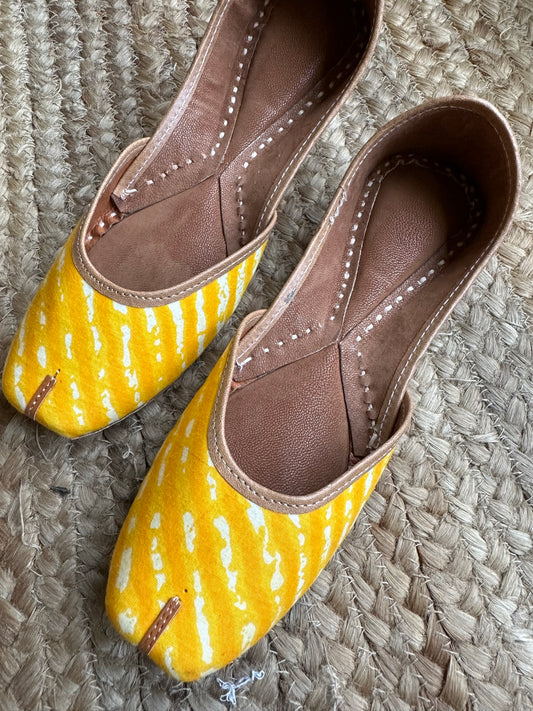YELLOW LEHRIYA HANDCRAFTED LEATHER JUTTI