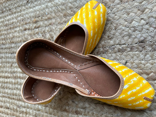YELLOW LEHRIYA HANDCRAFTED LEATHER JUTTI