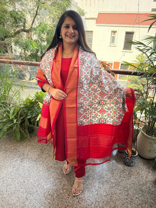 RED AND CREAM HANDWOVEN POCHAMPALLY IKAT SILK DUPATTA WITH ZARI BORDER