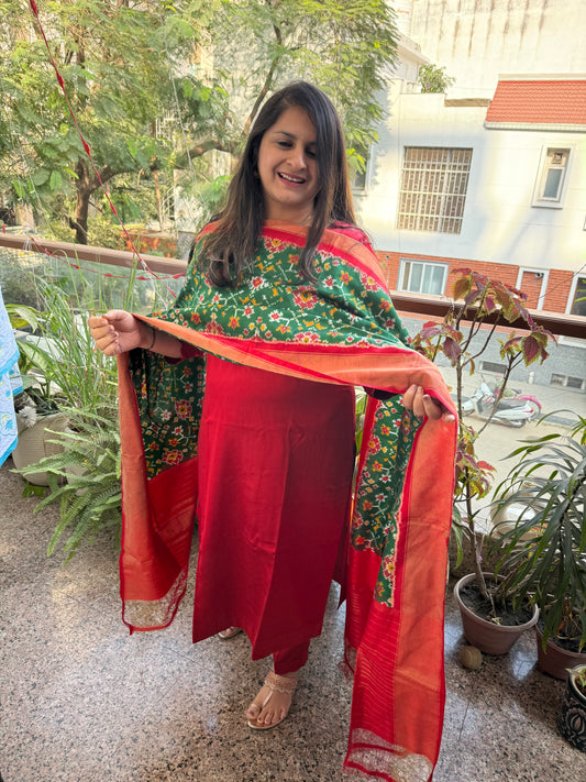 BOTTLE GREEN - HANDSPUN HANDWOVEN POCHAMPALLY IKAT SILK DUPATTA WITH ZARI BORDER