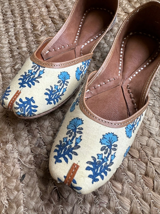 CREAM FLORAL HANDCRAFTED LEATHER JUTTI