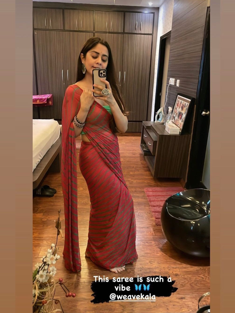 This Saree sauch a vibe